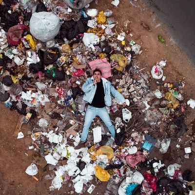 航空摄影中躺在垃圾堆上的人